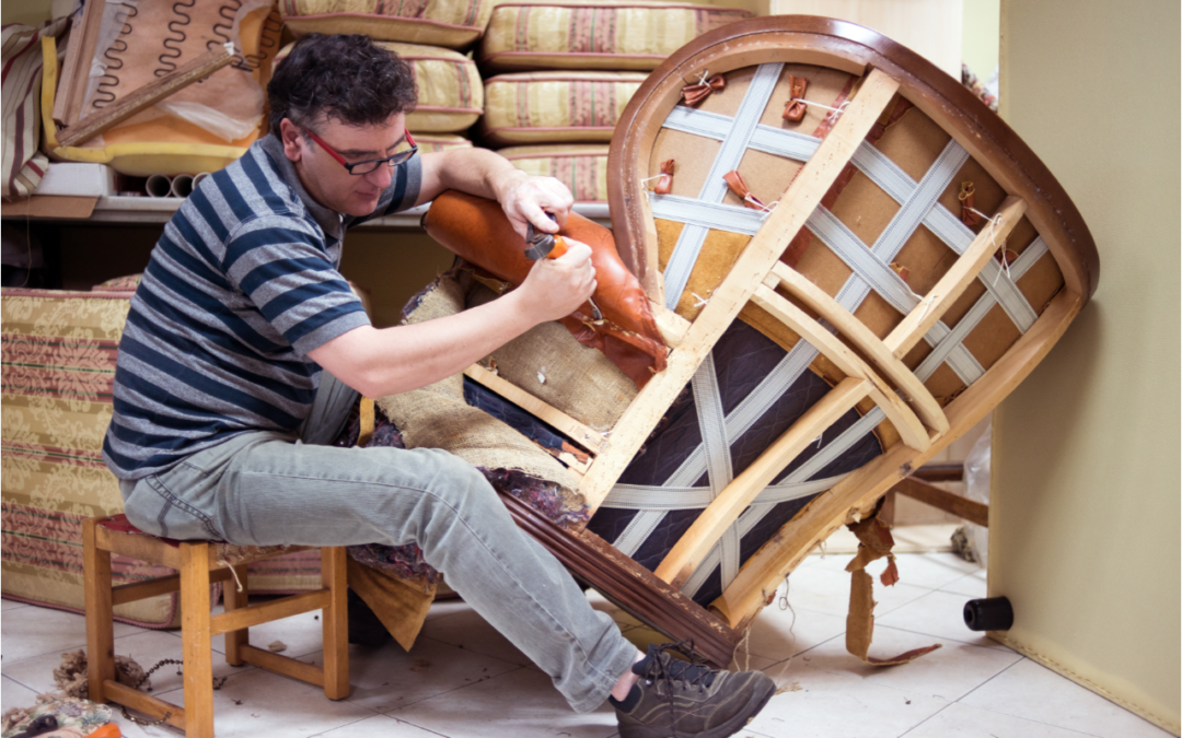 Pourquoi est-il crucial de comprendre les techniques de tapisserie traditionnelles utiliser par les artisans tapissiers dans la restauration moderne ?