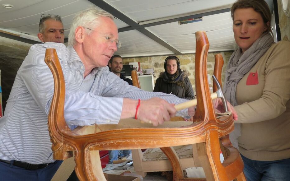 L ‘Artisan Tapissier responsables de Gestion des Défis du Repaillage des Sièges Anciens